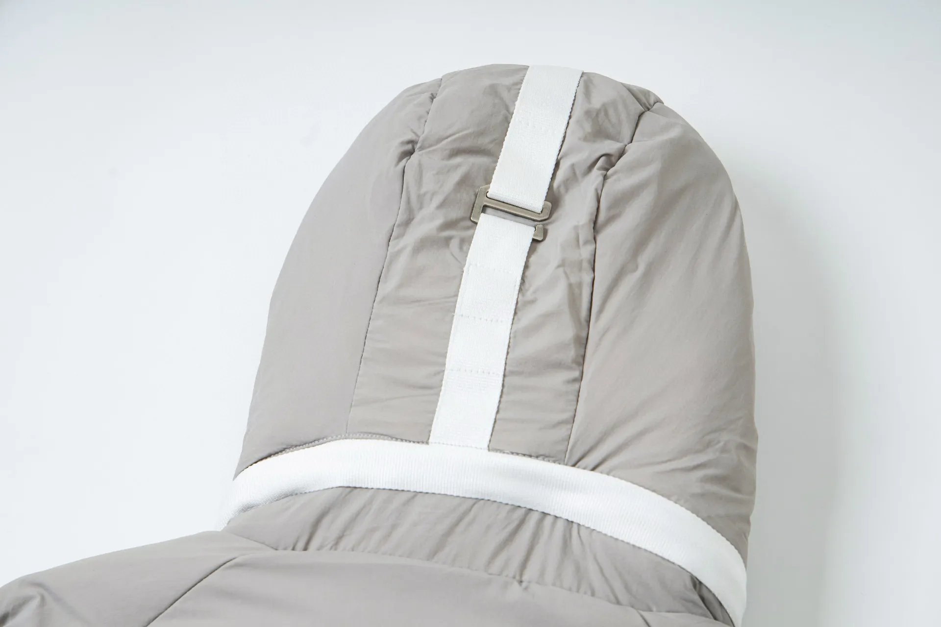 P770 model number: G124 Canada Goose PASTELS series new Parker couple's hooded down jacket 1️⃣The fabric is made of soft EnduraLuxe fabric, which enhances the durability of easy-to-wear parts, is lightweight and durable; the inner liner is made of anti-velvet gallbladder, which is comfortable and soft without velvet. It has a detachable hood, can be adjusted in two directions, and is also filled with down, which brings greater softness and wrapping around the head and neck, and is full of warmth. This parka features white trim on the back and sides, and the hardware locks are all original and custom-made to match the muted fabric color. Goose label: The official website’s new series of silicone material labels, non-embroidery labels. 2️⃣It is very youthful and energetic, and can be easily worn by both men and women. It is very in line with the fashion aesthetic concepts of today's young people! 3️⃣ A full set of customized accessories, complete with three standards, same style for men and women, a must-have for couples! Color: black, white, pink, stone gray, water-soluble blue Size: XS, S, M, L